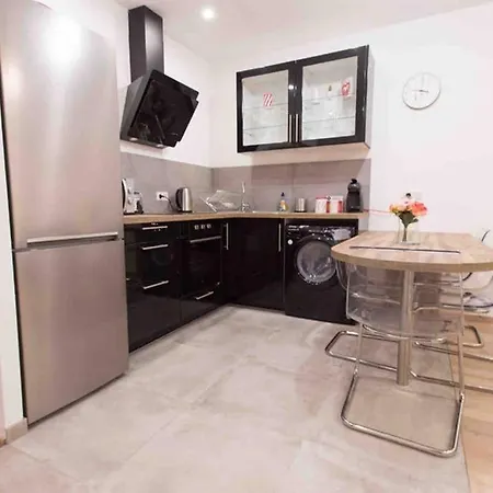 La Cour Du Faubourg 2 *