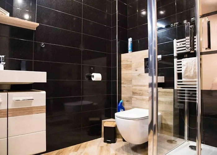 La Cour Du Faubourg 2